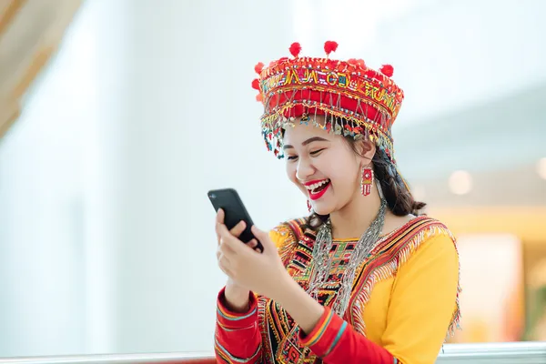 ক্যাসিনো-থিমযুক্ত ব্যাকগ্রাউন্ডে কেউ তার ডিভাইস ব্যবহার করছেন—যা BH999COM–এ মসৃণভাবে অ্যাকাউন্টে পুনরায় প্রবেশের অভিজ্ঞতাকে তুলে ধরে।
